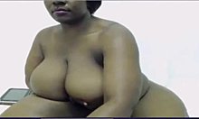 一个拥有天然乳房的成熟女人变得皮