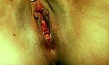 Detailní záběr na horká dívčí přirozená prsa a zadek