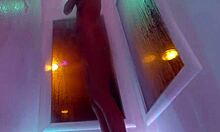 Kendra Cole, une superbe brune, profite d'une douche sensuelle dans une vidéo maison