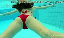 Katy Sorokas naken vid poolen i röda bikinitrosor