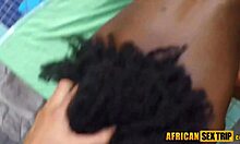 非洲女孩在野餐时进行肛交冒险,射精