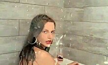 A filha de sua vizinha Jolene em uma cena quente no chuveiro