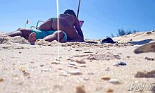 Coppia amatoriale si impegna in sesso all'aperto sulla spiaggia
