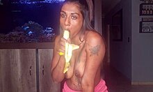 Gadis Desi berlatih keterampilan oralnya dengan pisang sambil memamerkan payudara kecilnya
