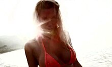 Sexbombe Blondine in verführerischem rotem Bikini posiert für dich