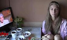 Trevlig flickvänsvideo av lockande brud som visar upp sin kropp