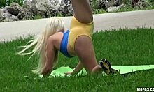 Blond joga ćwiczy w parku publicznym
