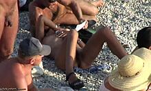 Brunetta nuda con la figa pelosa che si rilassa su una spiaggia