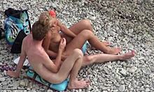 Nana salope s'embrasse avec son petit ami nudiste sur une plage