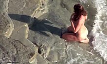 Kurvás barna barátnő szexi pózokkal kényezteti magát a kamera előtt (nyílt XXX)