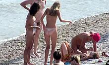 Kinky nahé přítelkyně si povídají a jsou nezbedné na pláži