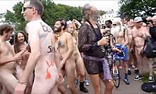 Amateur babes laten hun naakte lichamen zien tijdens de wereld naakte fietstocht in 2015 in Brighton