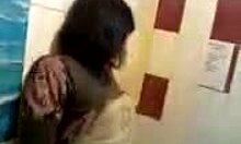 Teen amateur à grosse coiffure se déshabille dans les toilettes