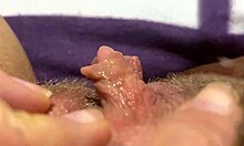 Masturbasi klitoris besar yang intens dan dekat mencapai klimaks