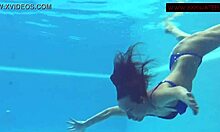 Russische pornoster Lina Mercury in bikini zwemt in het zwembad