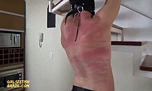एक सख्त लाल बालों वाली मालकिन अपनी प्रेमिका को महिलाओं के वर्चस्व वाले वीडियो में दंडित करती है।