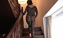 Dögös MILF szőrös puncival és nagy mellekkel kényezteti magát a lépcsőn egy POV videóban