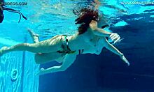 Russiske og spanske teenagere bliver våde og vilde i en pool
