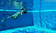 Adolescenti russi e spagnoli si bagnano e si lasciano andare nella natura in piscina