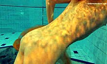 Nastya, çekici çıplak figürünü yüzme havuzunda sergiliyor