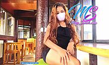 Miyu Sanoh, filipinska manekenka, se razgali v kavarni, medtem ko nosi mini obleko brez spodnjic