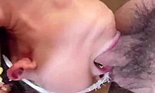 Süßes Girl mit tiefem Gehänge wird in hausgemachtem Fetisch Video mit Spucke geröstet und geknebelt