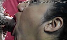 POV-beeld van een volwassen amateurvrouw die een gezichtsbehandeling krijgt van haar partner