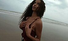 Manoella Fernandi si spoglia fino al fondo bikini al mare
