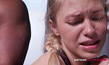 Fata inocentă se bucură de un penis negru mare în toaletă în timpul absenței tatălui ei vitreg - previzualizare 4k
