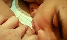 专属的 POV 视频,展示了业余妹妹被和指着她的阴道