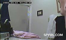 Amateur-spionvideo van een vintage meisje in de badkamer
