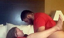 Велики црни пенис и слатки тинејџер имају секси секс у хотелској соби