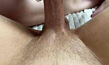 Ruská tínedžerka dáva úžasnú masáž loptičiek v latexových rukaviciach POV