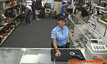 Tajná kamera zachytila, jak policistka dostává obličej od zastavárny