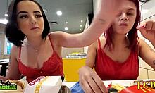 Duda pimentinha ، الملاك الموشوم ، والفتيات الجدد الأخرى يستعدون لممارسة الجنس في متجر ماكدونالدز
