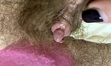 Gros plan d'un gros clitoris se faisant frotter et éjaculer