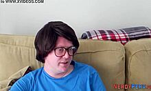 Видео с висока резолюция на аматьор, който спермира британски гей в устата си