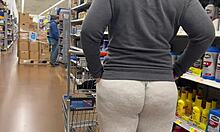 La mamma con il culo grosso mette in mostra le sue curve e fa un profondo wedgie a Walmart