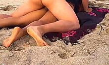 운동적인 멕시코 아마추어는 공공 해변에서 낯선 사람에 의해 엉덩이를 니다