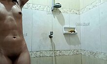 בחורה פיליפינית חובבת מתרוממת במקלחת