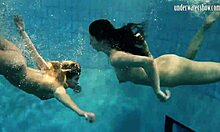Verbazingwekkende onderwater ontmoeting van lesbische koppels