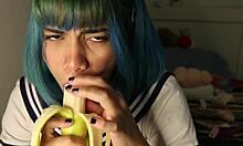 Amatérska kozmetická dievčina sa oddáva hlbokému hrdlu s banánovou témou