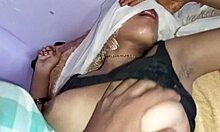 امرأة هندية هواة تظهر ثدييها الطبيعيين في لقطة قريبة