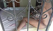 一个委内瑞拉调情女孩用她的裸体诱惑邻居