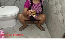 Indisk tjej får fitta slickad och knullad på offentlig toalett