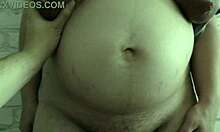 Stedmor, der er utro, viser sine store bryster og gravid mave frem for sin stedsøn i en hjemmelavet video