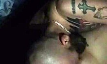 Жена с татуировка се подчинява на съпруга си в горещо видео