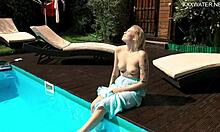 纹身的色情明星米米·西卡 (Mimi Cica) 在游泳池里变得脏