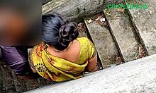 Indiaanse vrouw geniet van buiten neuken met haar schoonzus