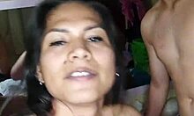 Σε αυτό το σκληροπυρηνικό βίντεο, μια Latina έφηβη με μεγάλο κώλο παίρνει από τη γειτόνισσά της